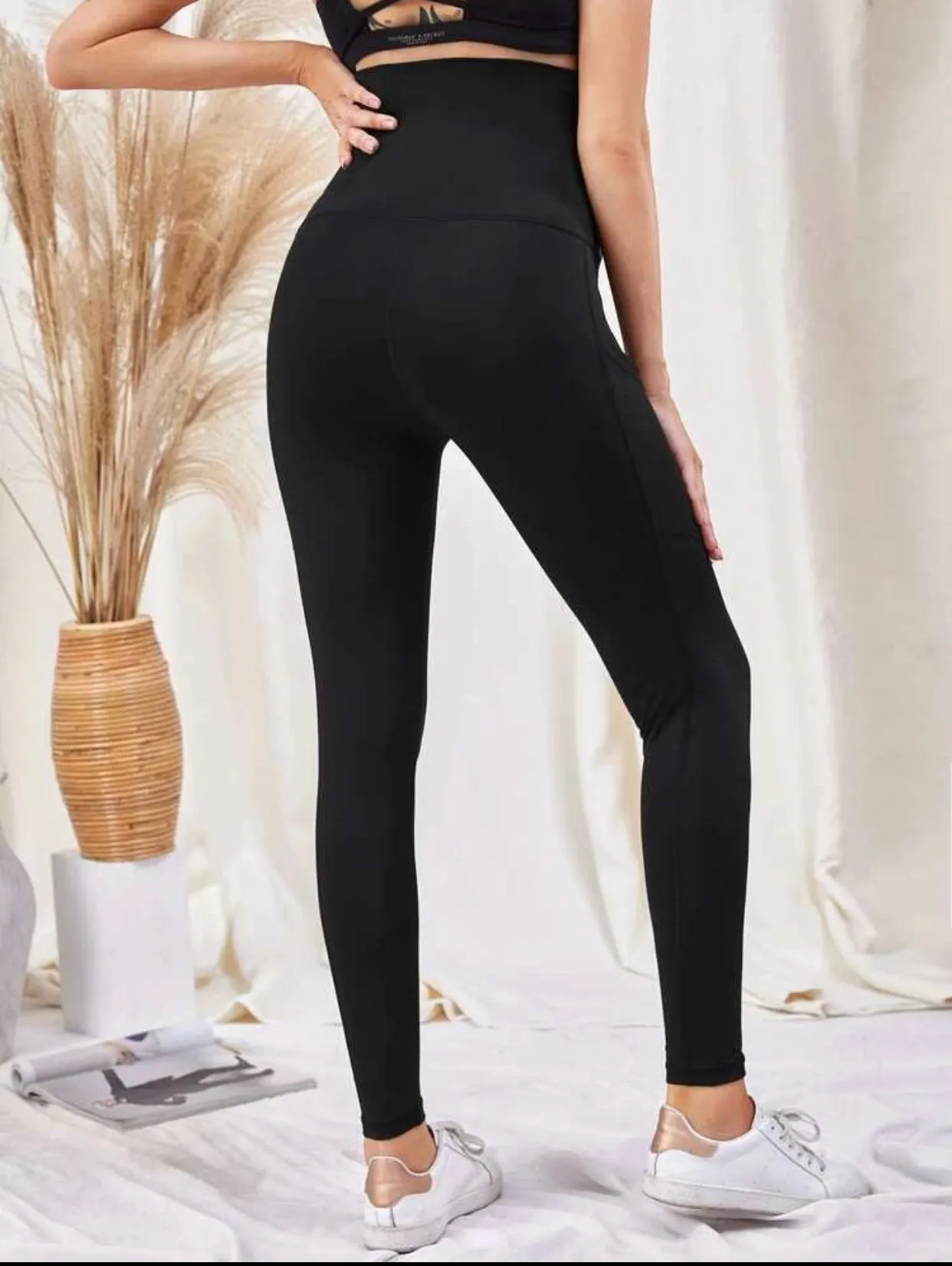 Maternity solid sports leggings with phone pocket