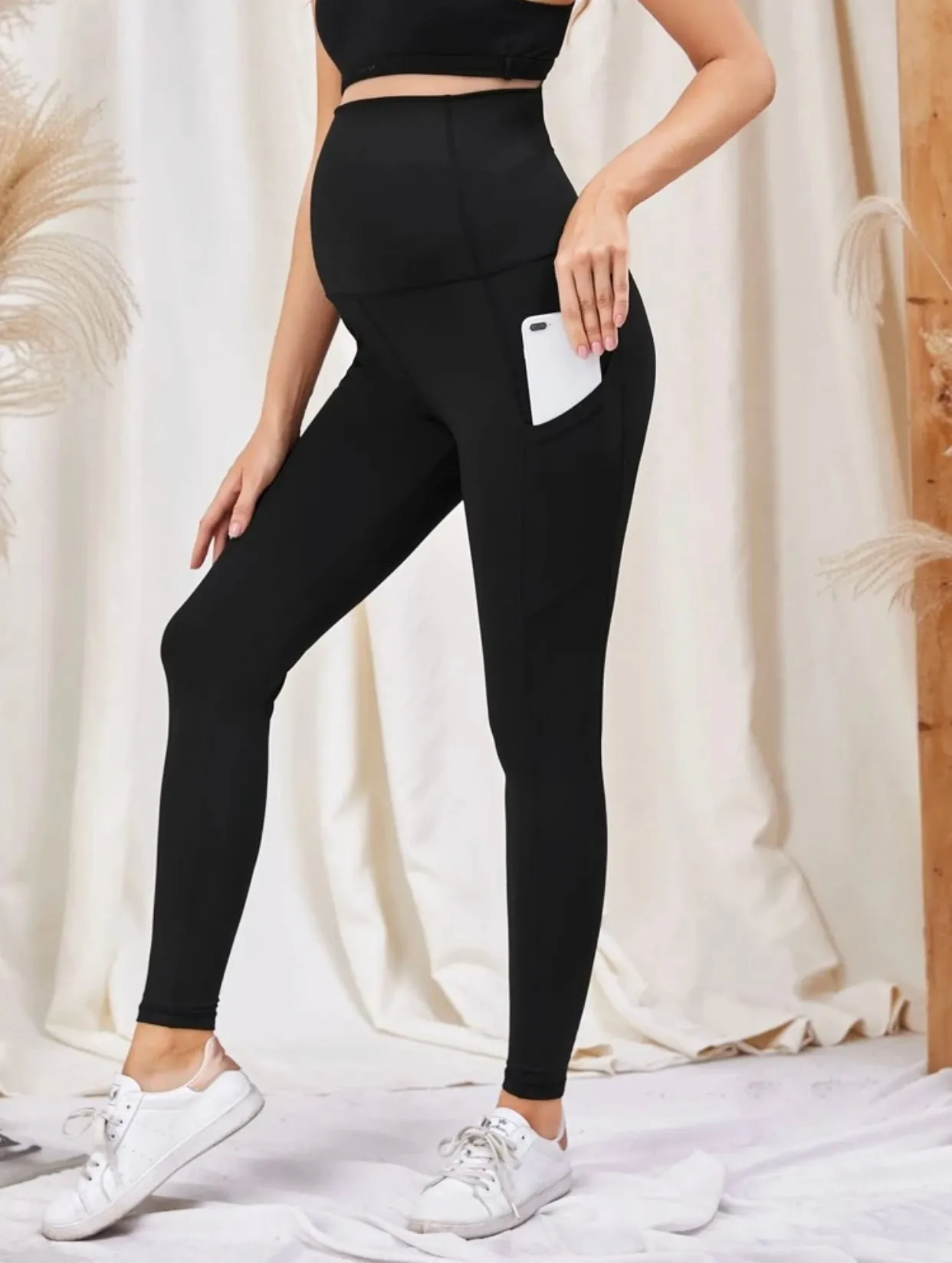 Maternity solid sports leggings with phone pocket