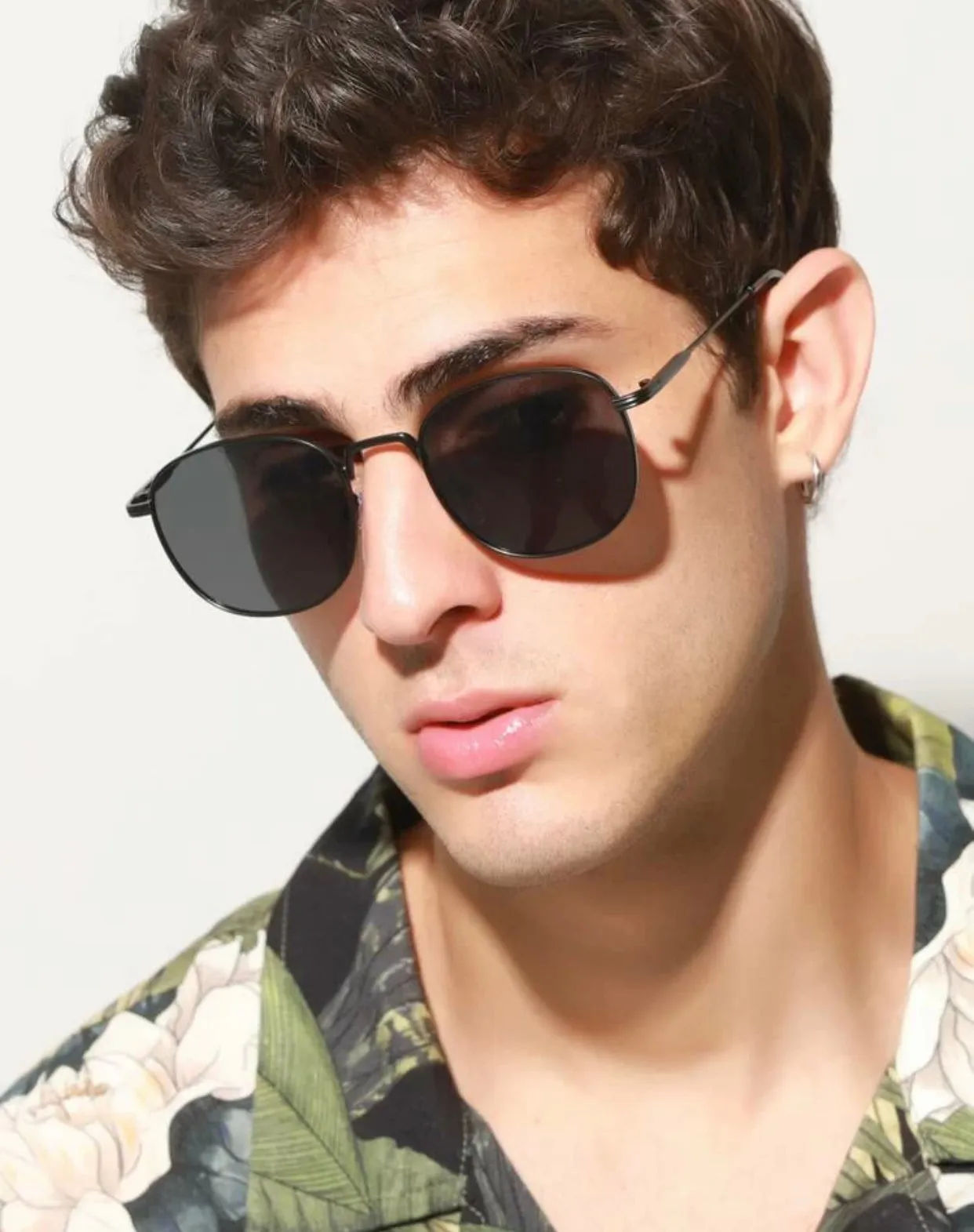 Men’s black metal frame sunglasses